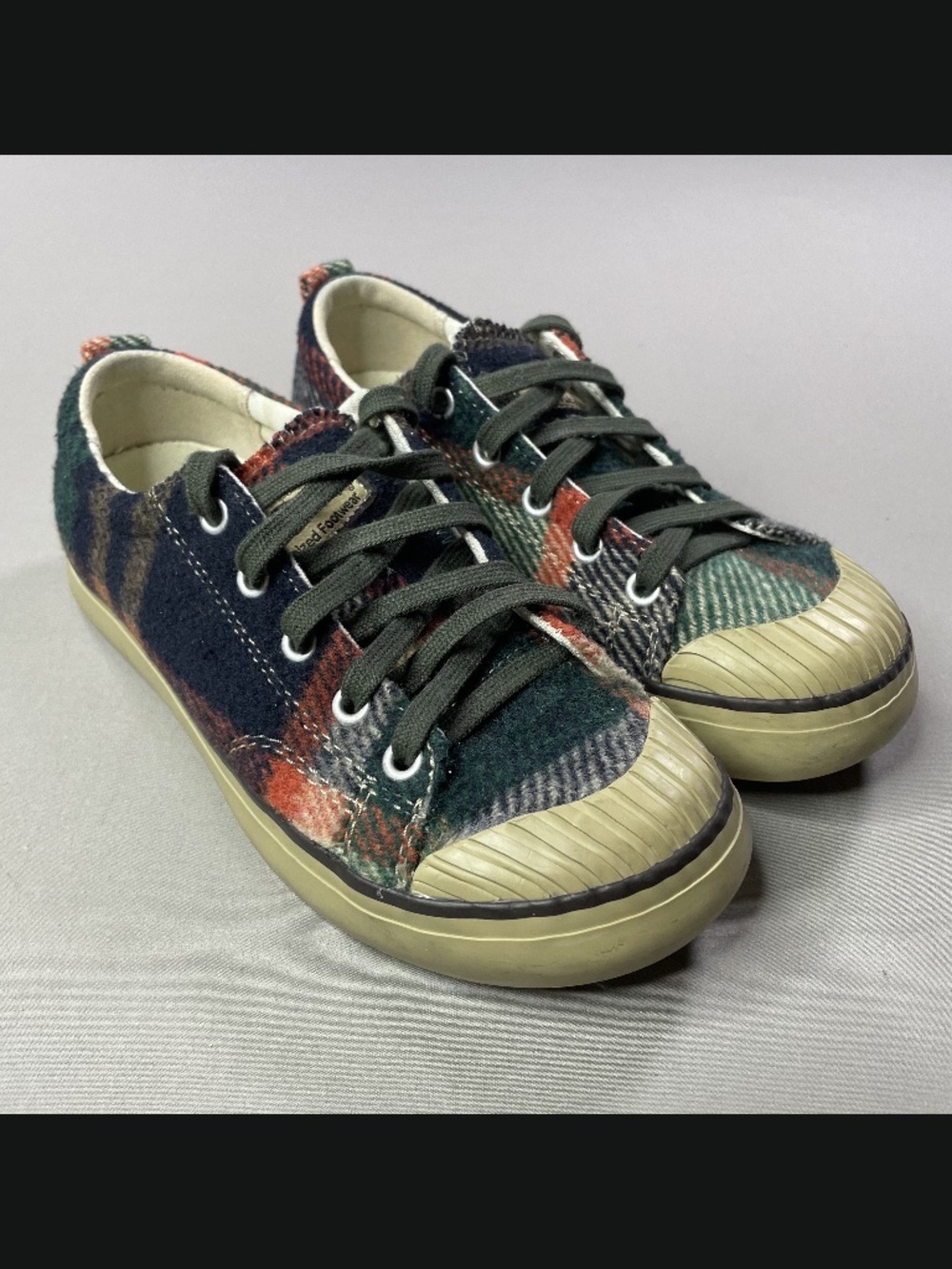 Keen Shoes Womens 5 green plaid flannel sneakers outdoor hiking camping gorp